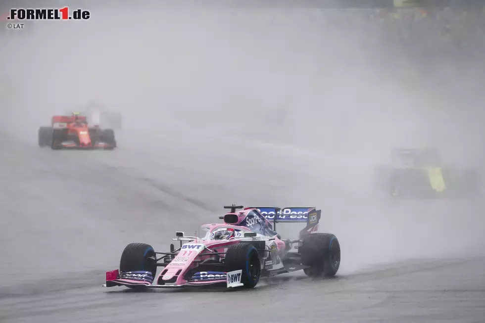 Foto zur News: Sergio Perez (4): Das erste Opfer der Bedingungen. Schon nach eineinhalb Runden dreht er sich in die Mauer. Er schiebt es auf Aquaplaning, was passieren kann, dennoch hätte er gute Punkte für Racing Point holen können, wenn nicht sogar müssen.