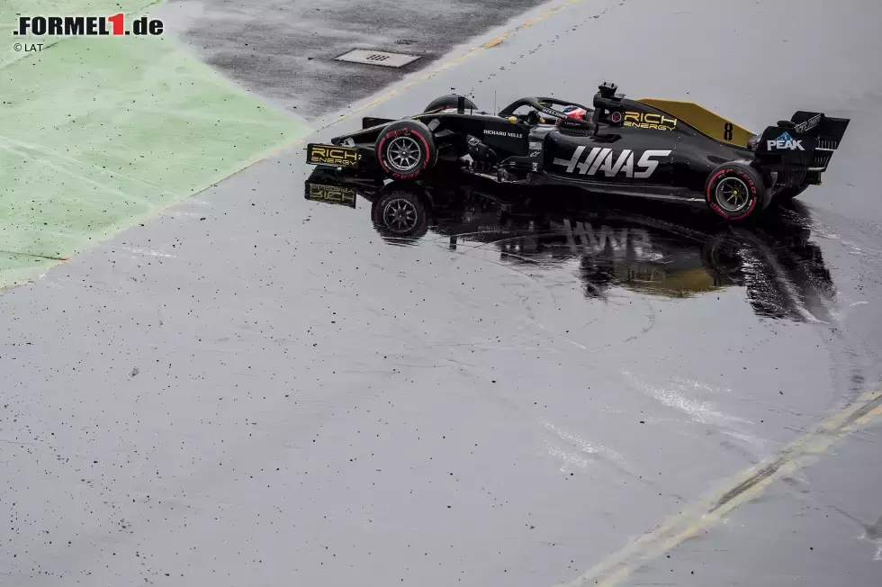 Foto zur News: Romain Grosjean (3): Ob die Melbourne-Spec ein Vor- oder Nachteil ist, ist schwierig zu bewerten. Im qualifying war er stark, hatte dann Pech mit einer &quot;unsafe Release&quot; von Leclerc und fiel zurück. Der Haas ist im Rennen weiter ein Grauen und Platz sieben damit wohl das Maximum - auch weil er das Auto auf der Strecke hielt.