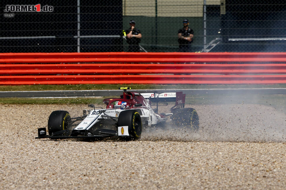 Foto zur News: Antonio Giovinazzi (4): Dass der Abflug Folge eines mechanischen Defekts war, wollen wir mal glauben. Räikkönen im Qualifying geschlagen zu haben, verbuchen wir auf der Habenseite. Dem steht gegenüber, dass er sich in den ersten Runden nicht mit Ruhm bekleckert hat. Da war mehr drin.