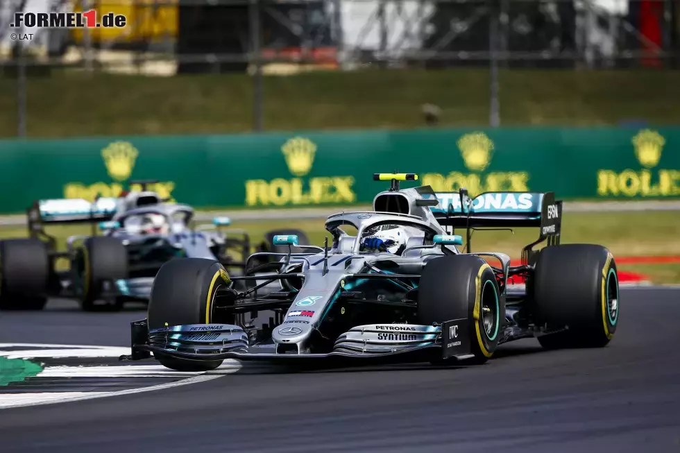 Foto zur News: Valtteri Bottas (2): Man hatte im epischen Zweikampf in den ersten Runden nicht das Gefühl, dass er gleich schnell fahren kann wie Hamilton. Trotzdem blieb er vorne - auch, weil Hamilton gegen den Teamkollegen nicht letztes Risiko ging. Das Safety-Car-Pech spielt für unsere Einschätzung keine Rolle. Ein Hauch zu wenig für Note 1.