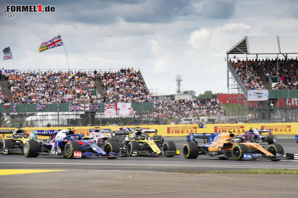 Foto zur News: Nico Hülkenberg (3): Kopfzerbrechen bereiten sollte ihm, dass er nur zwei von zehn Qualifyings gegen Ricciardo gewonnen hat. Im Rennen ist er trotzdem meistens eine Bank. Und beim Re-Start hatte er die Nase schon vor dem Teamkollegen. Eigentlich solide. Bis ihm Perez ins Heck gefahren ist.