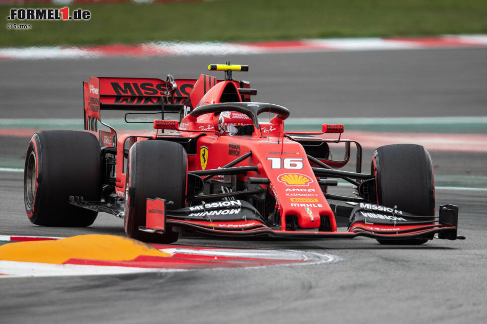 Foto zur News: Charles Leclerc (3): Nach Baku passiert es dem Shooting-Star zum zweiten Mal, dass er einen Grand Prix schon im Qualifying wegschmeißt. Der Ritt über die Randsteine in Q2 war so hart, dass seine lädierte Aerodynamik in Q3 kein Top-Ergebnis zuließ. Ein Manko, das er im Rennen nicht wettmachen konnte.