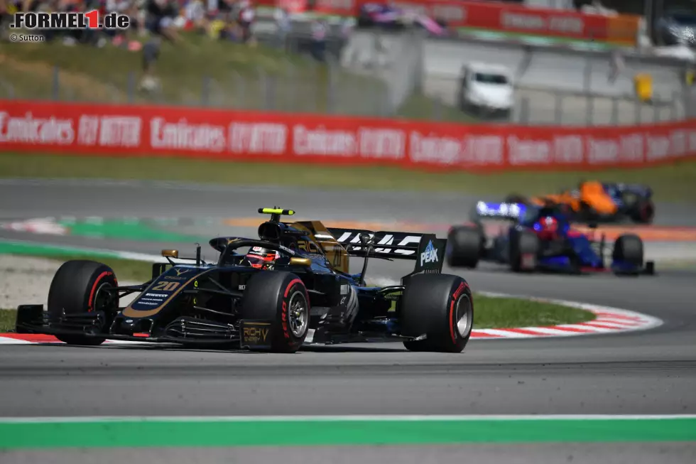 Foto zur News: Kevin Magnussen (3): Im Teamduell mit Grosjean war er nach dem Re-Start aggressiv, aber fair. Er ist nicht daran schuld, dass Grosjean in die Auslaufzone musste. Allerdings schmälert seine Note, dass der Haas in Barcelona gegangen ist wie eine Granate - und eindeutig das viertschnellste Auto im Feld war.