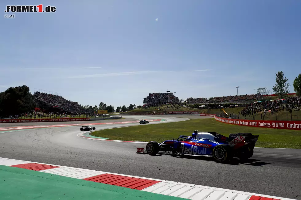 Foto zur News: Alexander Albon (3): Der Rookie aus Thailand (der in London lebt) liefert weiterhin starke Leistungen ab. Er bekommt von uns die beste Drei des vergangenen Wochenendes. Hätte er sich am Ende auch noch Grosjean gekrallt und den letzten Punkt geholt, hätten wir sogar zu einer Zwei gegriffen.