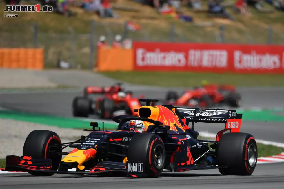 Foto zur News: Max Verstappen (1): &quot;Mad Max&quot;, inzwischen gar nicht mehr so &quot;mad&quot;, liefert und liefert und liefert! Mit einem Red Bull, der derzeit nur dritte Kraft ist, liegt er in der Fahrer-WM vor beiden Ferrari-Stars. Mit Platz drei hat er das Maximum herausgeholt. Wäre das Team genauso stark wie er, müsste sich Mercedes warm anziehen.