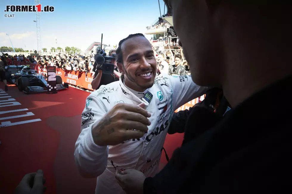 Foto zur News: Lewis Hamilton (1): Klar, das Qualifying war nicht seine Sternstunde - Batterieladestand hin oder her. Und am Start war sicher auch ein bisschen Glück dabei. Aber danach hat Hamilton staubtrocken seine Weltmeister-Platte abgespielt und den Sieg nach Hause gebracht. Langsam läuft er wieder zu Höchstform auf.