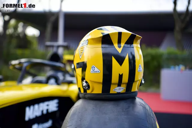 Foto zur News: Besonders die Details sind auffallend. Nicht nur das Renault-Logo wurde wieder "alt", auch das Logo von Helmausrüster Schuberth erstrahlt in altem Glanz. Seine Startnummer 27 ist außerdem auf der Seite zu sehen.