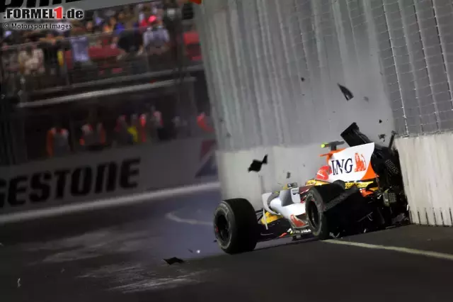 Foto zur News: "Crashgate" - Teamorder mal anders: Fernando Alonso gewinnt 2008 dank einer Safety-Car-Phase, die von seinem Renault-Teamkollegen Nelson Piquet jun. ausgelöst wird. Zufall? Nein, denn später kommt heraus, dass der Brasilianer absichtlich gecrasht ist, um Alonso den Sieg zu ermöglichen - auf Anweisung des Teams.