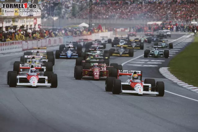 Foto zur News: Prost vs. Senna - Wer hat hier wen hintergangen? Zwischen den beiden McLaren-Piloten gibt es 1989 in Imola die Abmachung, dass derjenige, der die erste Kurve gewinnt, auch das Rennen gewinnen darf. Das ist zunächst Senna. Doch nach einem schweren Unfall von Gerhard Berger wird das Rennen abgebrochen.