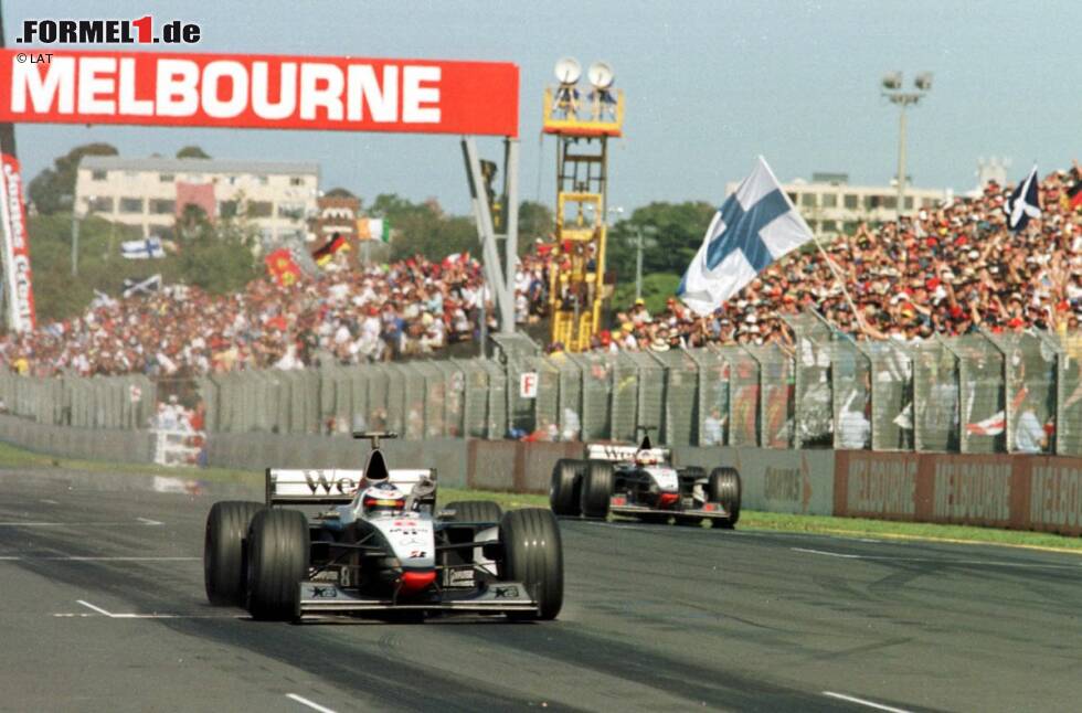 Foto zur News: Australien 1998 - Mika Häkkinen fährt beim Saisonauftakt dem Sieg entgegen, bis er nach einem Missverständnis unnötigerweise an die Box kommt und so die Führung an seinen McLaren-Teamkollegen David Coulthard verliert. Der Schotte erhält daraufhin die Anweisung, Häkkinen die Führung zurückzugeben.