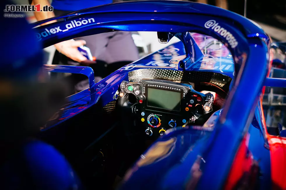 Foto zur News: Toro Rosso STR14: Cockpit mit Lenkrad