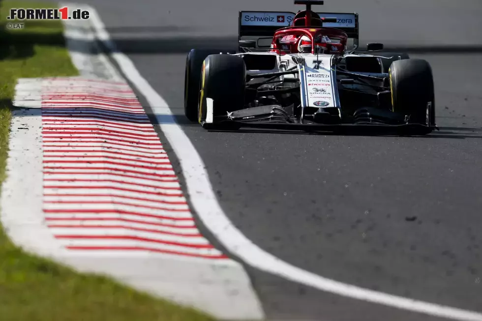 Foto zur News: Kimi Räikkönen (2): Bleibt Alfa Romeos Punktegarant in dieser Saison. Ohne den Ex-Weltmeister läge man punktemäßig auf Williams-Niveau! Stattdessen hat man sich dank P7 des &quot;Iceman&quot; in der WM wieder bis auf Rang sieben nach vorne geschoben. In der Schlussphase Bottas hinter sich gehalten.