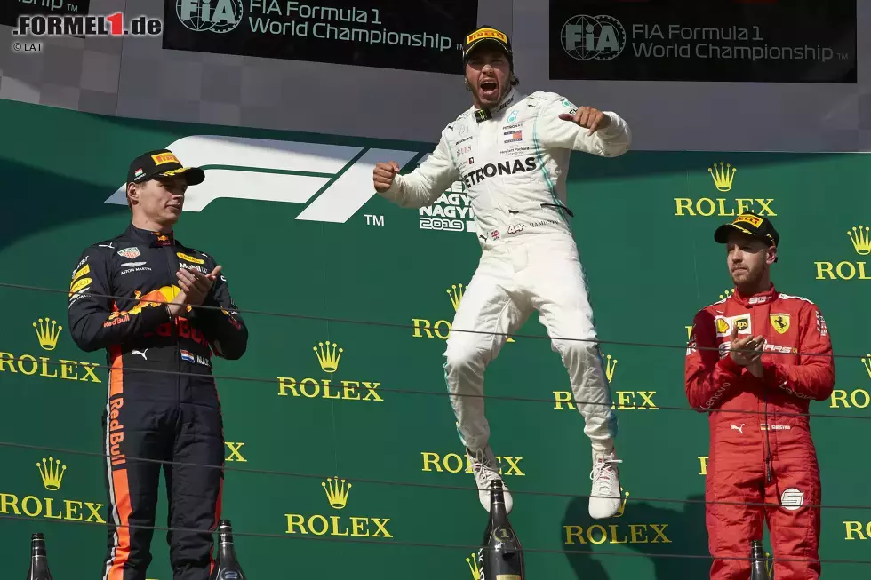 Foto zur News: Lewis Hamilton (1): Im Qualifying hinter dem Teamkollegen, das hat er aber gleich am Start repariert. Strategie des Teams perfekt umgesetzt und verdient gewonnen. Das Gemecker am Funk hätte er sich sparen können; fahrerisch gibt es aber wieder einmal nichts auszusetzen. Weltmeisterlich.