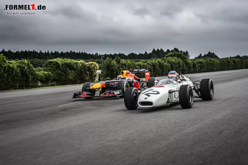 Foto zur News: Während Sato im Honda sitzen blieb, leistete ihm Verstappen im RB7 aus der Saison 2011 Gesellschaft.