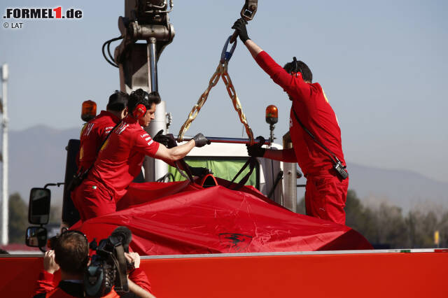 Foto zur News: Der Ferrari SF90 wiederum wurde per Lastwagen zurück in die Box gebracht, wo sich die Mechaniker über das Unfallauto hermachen werden.