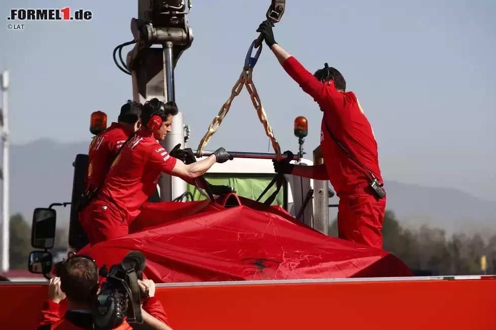 Foto zur News: Der Ferrari SF90 wiederum wurde per Lastwagen zurück in die Box gebracht, wo sich die Mechaniker über das Unfallauto hermachen werden