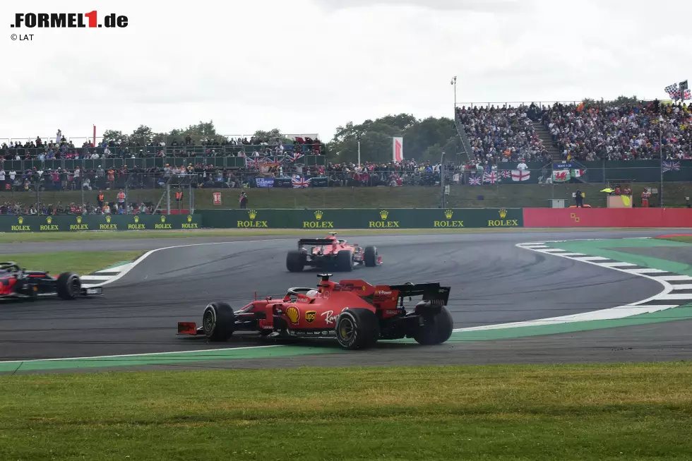 Foto zur News: Vettel muss hingegen in der Box eine neue Nase abholen und fasst zudem eine Zeitstrafe von zehn Sekunden auf. Die spült ihn am Ende auf Rang 16 - hinter die beiden Williams!