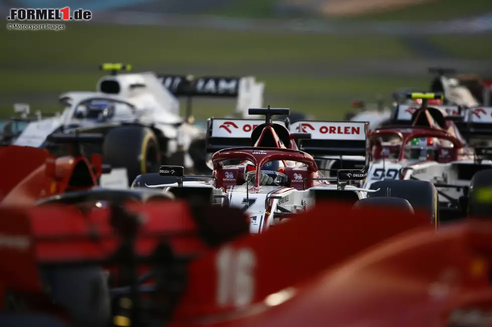 Foto zur News: Kimi Räikkönen (2): Im Qualifying noch langsamer als der Teamkollege, den Spieß im Rennen aber schnell umgedreht. Am Ende sogar die beiden Werksautos geschlagen, mit P12 bester Ferrari-Pilot am Wochenende und nur knapp hinter den Top 10. Mehr ist im Alfa Romeo nicht zu erwarten, das belohnen wir mit einer 2.