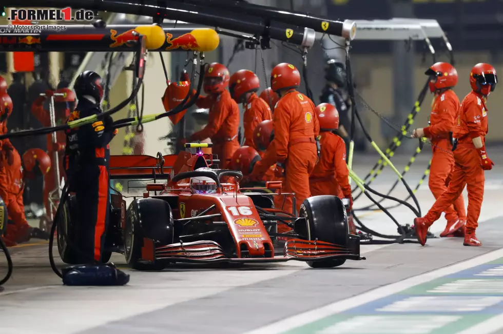 Foto zur News: Charles Leclerc (3): War er am Wochenende insgesamt nun besser oder schlechter als sein Teamkollege? Letztendlich haben wir uns für die gleiche Note entschieden, die Gründe dafür haben wir bei Vettel bereits beschrieben. Definitiv auch vom Monegassen keine Meisterleistung mit P13, aber viel mehr war im Ferrari wohl auch nicht drin.