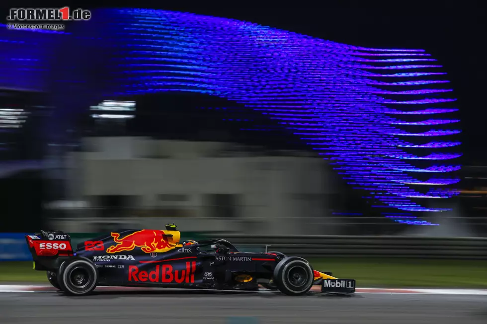 Foto zur News: Alexander Albon (2): Hat mit P4 wenige Sekunden hinten den Mercedes-Piloten seinen Job erfüllt, mehr erwartet Red Bull gar nicht von ihm. Ähnliches gilt fürs Qualifying, wo er dieses Mal bis auf 0,3 Sekunden an Verstappen dran war. Deshalb gibt&#039;s auch von uns eine 2. Ob dieses eine Wochenende aber reicht, um das Cockpit zu halten ...?