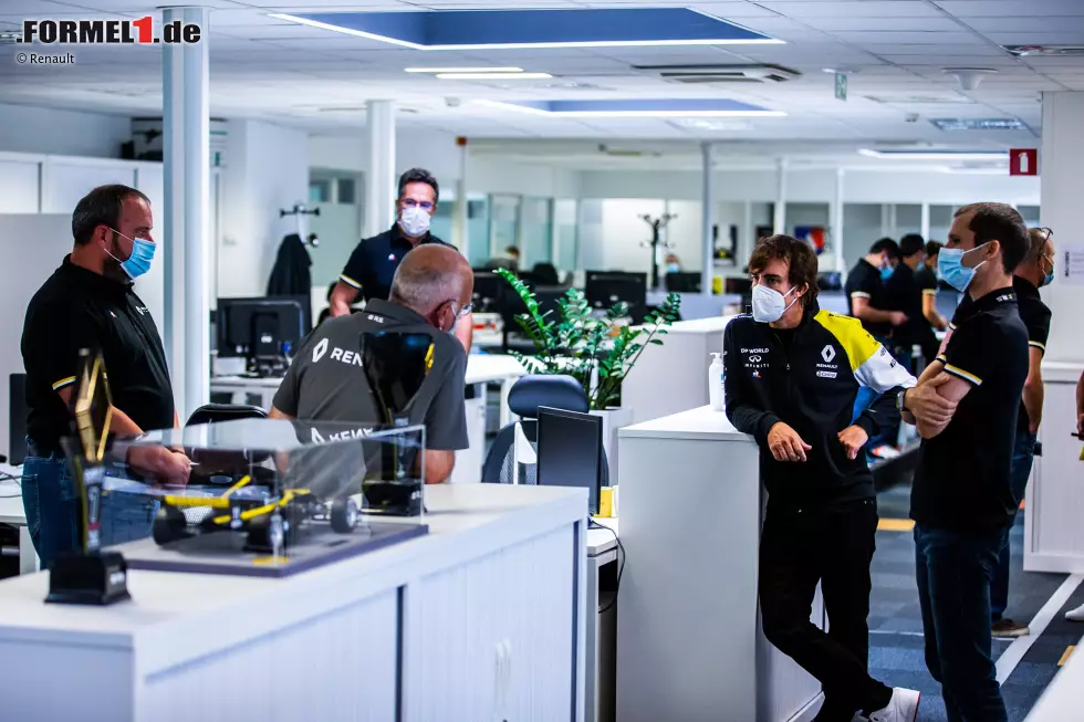 Foto zur News: In Viry-Chatillon besichtigte Alonso die Motorenschmiede ...