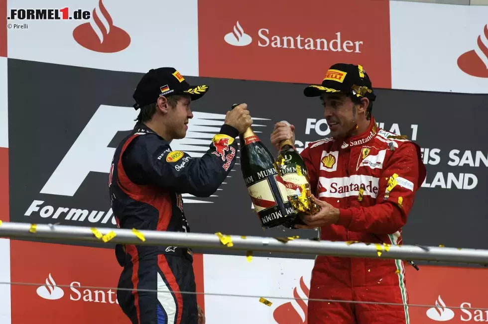 Foto zur News: 2012: Fernando Alonso (Ferrari) statt Sebastian Vettel (Red Bull) - Kurios: Vettel hätte mit der Entscheidung in Hockenheim gar nichts zu tun gehabt! Er hat da bereits 29 Punkte Rückstand, einzig verbliebener Gegner des Spaniers wäre Mark Webber (Red Bull) gewesen. Mit seinem Sieg hätte Alonso den Titel unter Dach und Fach gebracht.