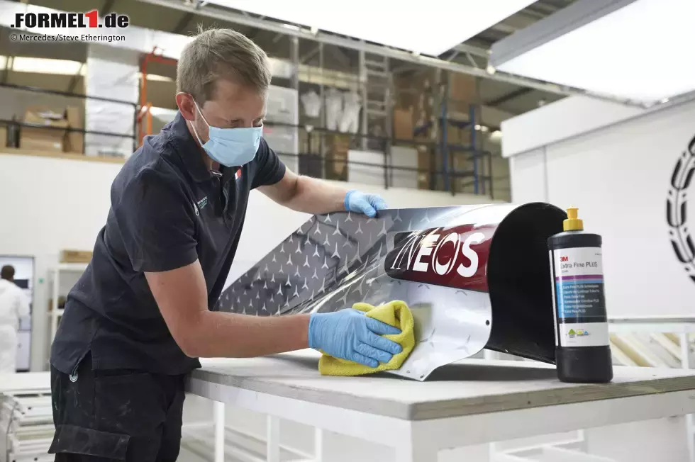 Foto zur News: ... dort tragen die Mitarbeiter außerdem Handschuhe ...