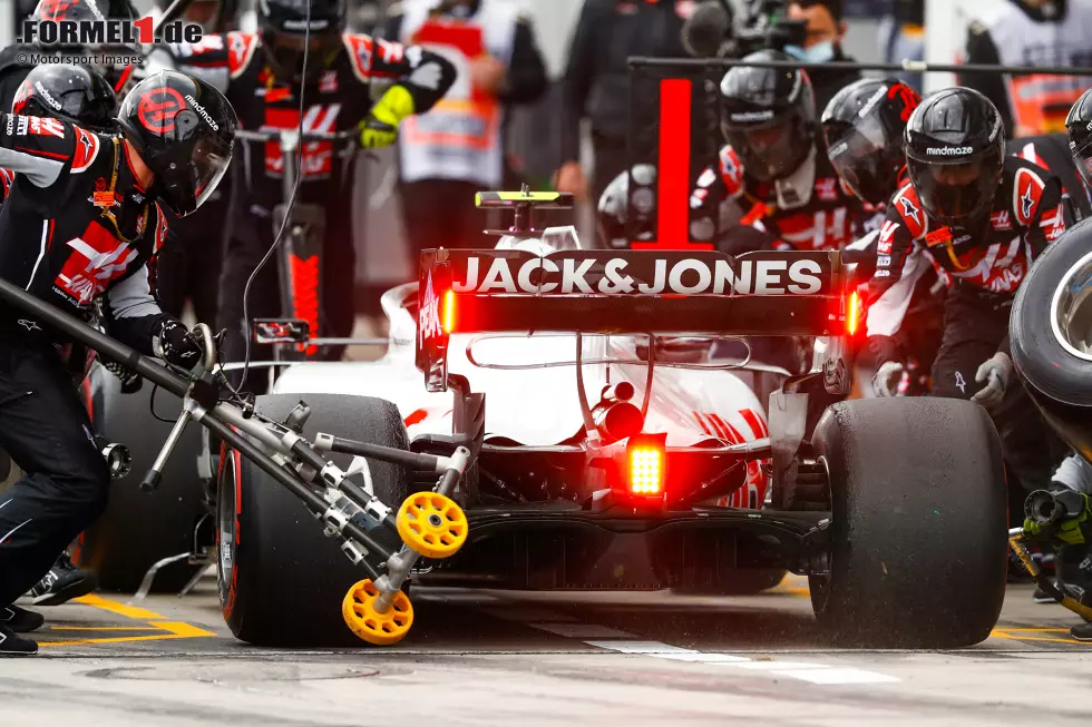 Foto zur News: Kevin Magnussen (3): Solide Leistung, die am Ende aber nicht belohnt wurde. Im Qualifying den Sprung in Q2 geschafft, was im Haas keine Selbstverständlichkeit ist. Im Rennen die schlechtere Strategie als der Teamkollege, weshalb der punktete und Magnussen als 13. da landete, wo man einen Haas im Normalfall auch erwartet.