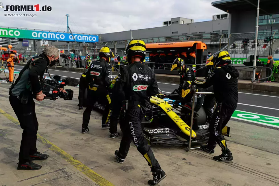 Foto zur News: Esteban Ocon (3): Inzwischen hat man sich daran gewöhnt, dass er langsamer als Ricciardo ist. Im Qualifying war er immerhin dieses Mal ganz nah dran. Im Rennen eine befriedigende Leistung, mehr aber auch nicht. Ohne Ausfall hätte er wohl gepunktet, wäre aber sicher auch einige Plätze hinter dem Teamkollegen gelandet.