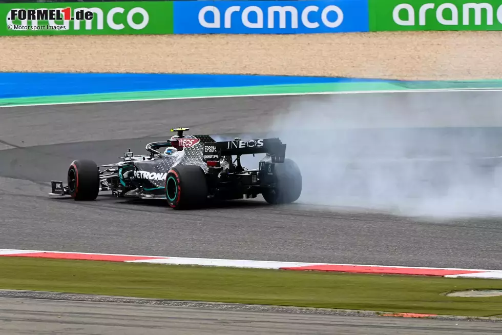 Foto zur News: Valtteri Bottas (3): Qualifying Top und beim Start dieses Mal stark gegen Hamilton gehalten. Das war es dann aber auch schon mit den positiven Aspekten. Der Fehler in Kurve 1 kann passieren - darf er in der Situation aber nicht, wenn man Weltmeister werden will. Hat sich so auch ohne den späteren Defekt selbst um den Sieg gebracht.