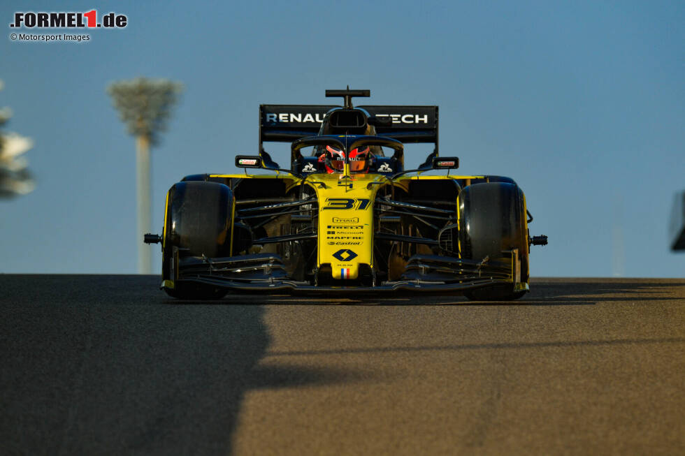 Foto zur News: Bereits im Dezember darf Ocon erstmals wieder für Renault testen und macht sich in Abu Dhabi mit dem R.S.19 vertraut, um ...