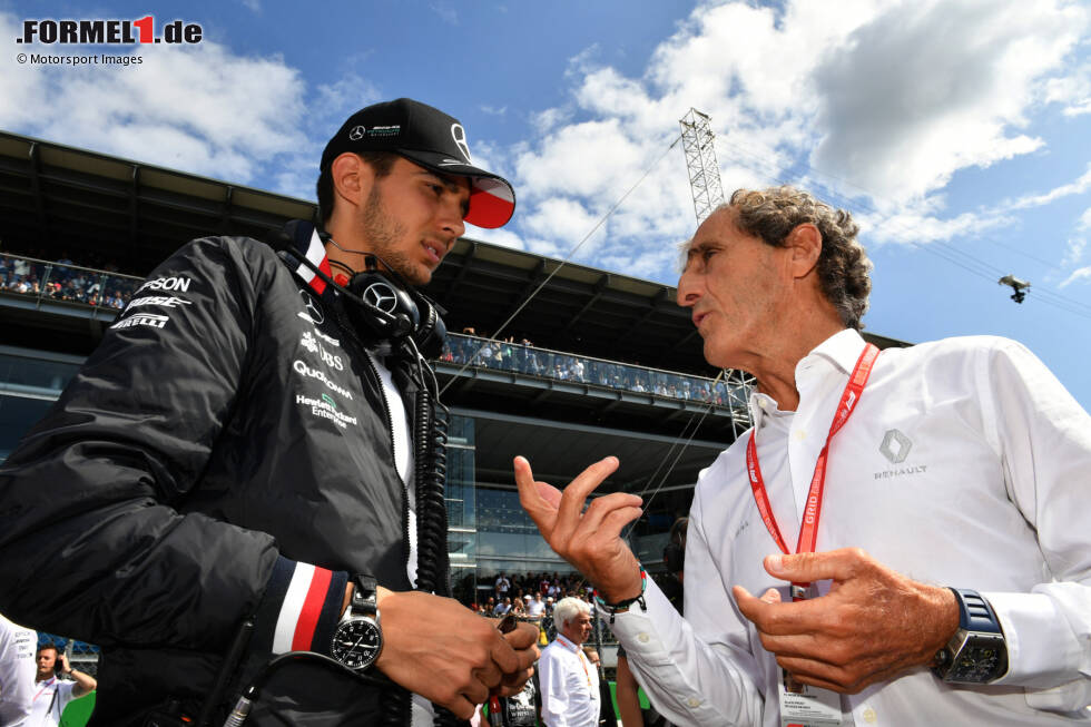 Foto zur News: Ocon testet das Mercedes-Weltmeisterauto und wärmt parallel dazu alte Kontakte auf: Hier diskutiert er mit Renault-Berater Alain Prost, die Gespräche konkretisieren sich schließlich im Sommer und ...