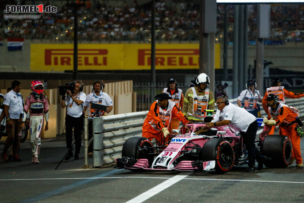 Foto zur News: Und Ocon? Im Vergleich zu Perez schneidet er im Qualifying (16:5) und im Rennen (11:10) besser ab, doch Perez wird WM-Achter und Ocon nur Zwölfter. Er fällt beim Saisonfinale 2018 vorzeitig aus. Was er da noch nicht weiß: Es ist sein vorerst letztes Formel-1-Rennen ...