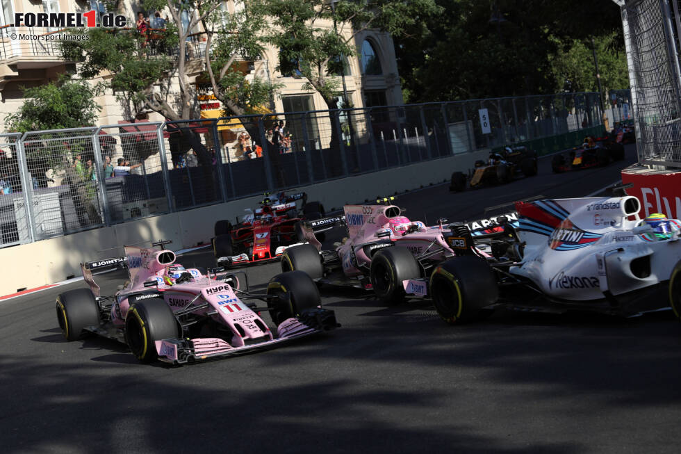 Foto zur News: ... zwischen den beiden Force-India-Fahrern, das zeigen Szenen wie diese aus Baku: Ocon und Perez kommen sich mehrfach zu nahe, mitunter kracht es und das Team verliert wichtige Punkte. Auch die Stimmung leidet, aber ...