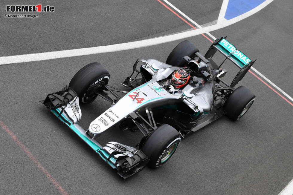 Foto zur News: ... wie hier in Silverstone einige Wochen später im Mercedes W07, dem dominanten Fahrzeug der Saison 2016. Das Mercedes-Outfit, das ...