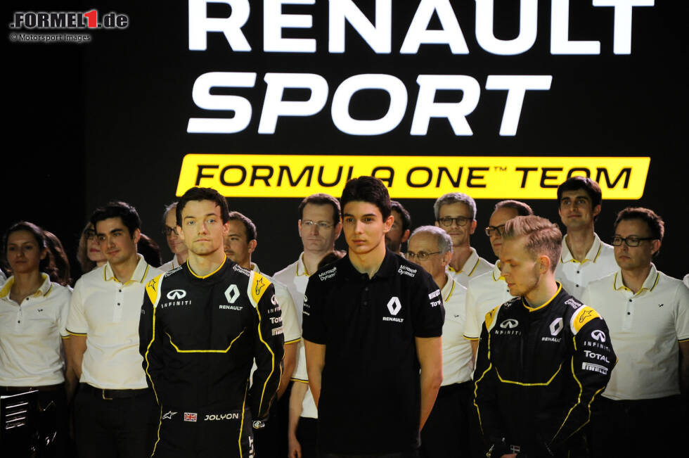 Foto zur News: Ocon, Anfang 2016 sowohl Kaderfahrer bei Renault als auch Förderkandidat bei Mercedes, wird zu Saisonbeginn als Test- und Ersatzfahrer des wiederbelebten Renault-Werksteams vorgestellt. Er schlüpft zwar ...