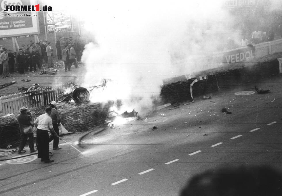 Foto zur News: Die größte Absagewelle trifft die Formel 1 jedoch 1955, als gleich vier Grands Prix gestrichen werden. Und zwar aus traurigem Grund: Nachdem es bei den 24 Stunden von Le Mans zu einer der größten Tragödien im Motorsport kommt, bei dem Pierre Levegh und mehr als 80 Zuschauer getötet werden, sagen gleich mehrere Veranstalter ihre Rennen ab.