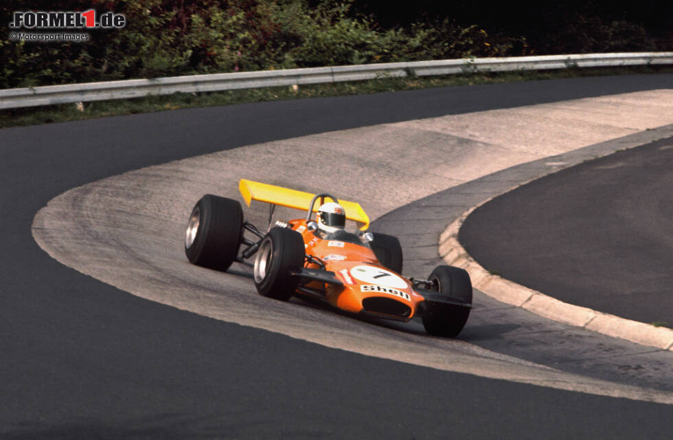 Foto zur News: Wie gefährlich die Grüne Hölle einst war, muss Niki Lauda 1976 leidvoll feststellen, doch schon sechs Jahre zuvor bringen Sicherheitsbedenken das Rennen ins Wanken. Wenige Wochen vor dem Rennen fordern die Fahrer einige Sicherheitsanforderungen, die der Nürburgring in der Kürze der Zeit nicht erfüllen kann.