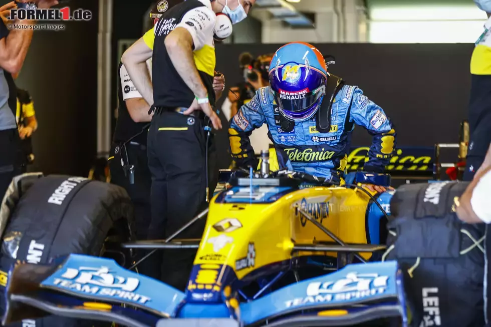 Foto zur News: Fernando Alonso im Renault R25