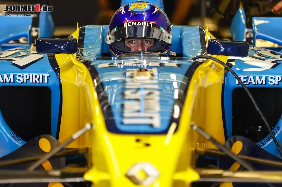 Foto zur News: Fernando Alonso im Renault R25