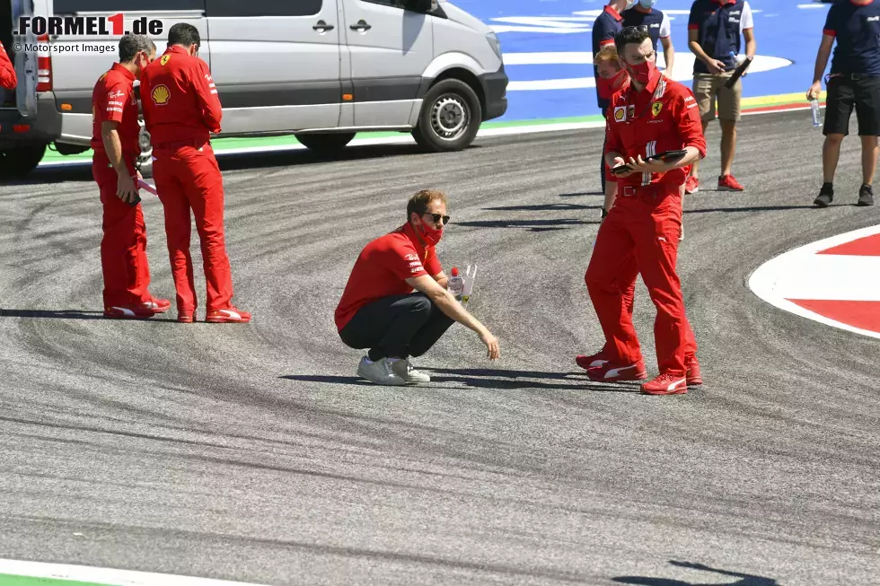 Foto zur News: Fast schon sehr normal mutet da der traditionelle Trackwalk von Fahrern und Ingenieuren an, aber natürlich gilt auch hier die Maskenpflicht.