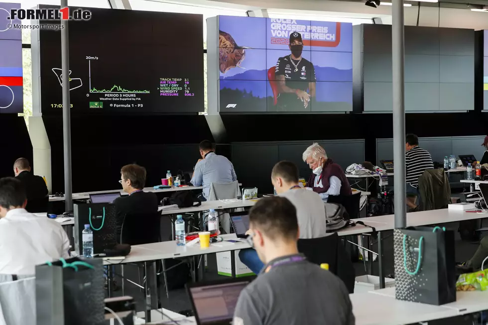 Foto zur News: Im Pressezentrum selbst gelten die üblichen Abstandsregeln, man sitzt zwei Meter entfernt vom nächsten Kollegen. Am Platz darf die Maske aber abgenommen werden.