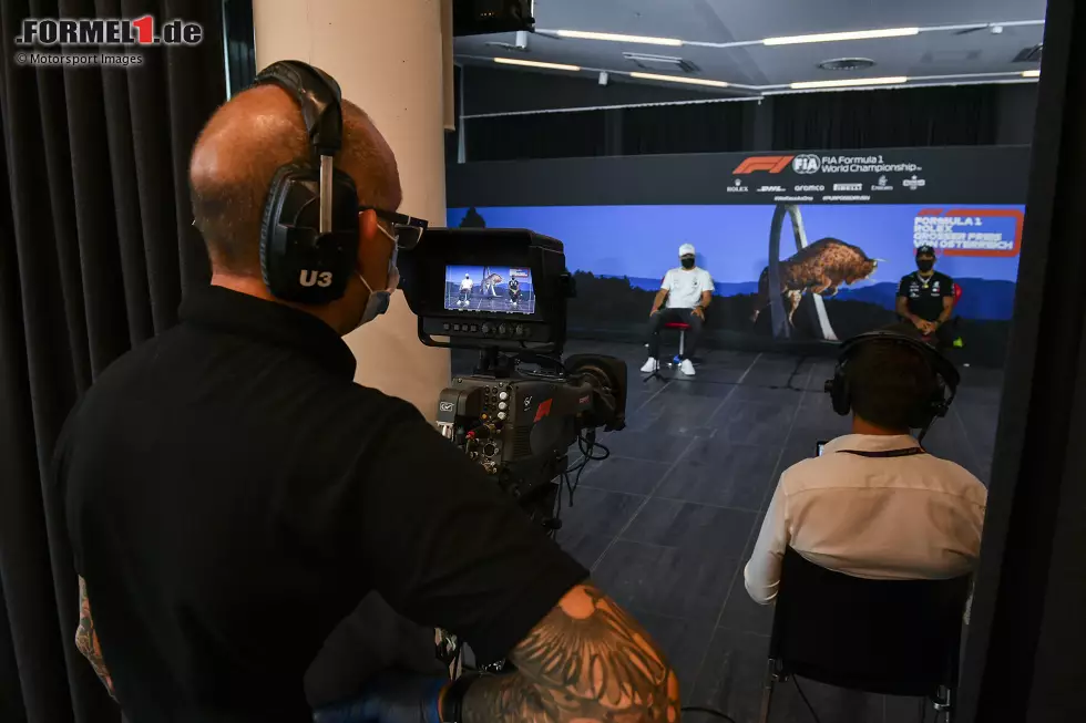 Foto zur News: ... vor dem Moderator und der TV-Kamera. Sonst ist niemand mit im Raum, aber ...