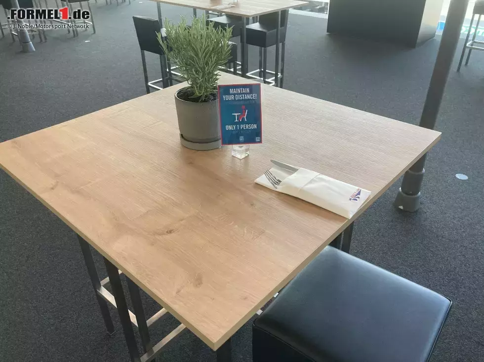 Foto zur News: Für die kleine Pause zwischendurch steht den Medienvertretern ein Cateringbereich zur Verfügung. Viel Gesellschaft aber gibt es dort nicht: pro Tisch nur eine Person!