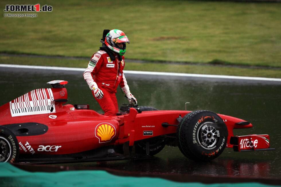 Foto zur News: Flop: Giancarlo Fisichella. Für Force India noch Zweiter in Spa, dann Ferrari-Ersatzmann für Felipe Massa im Jahr 2009 - als Nachfolger von Badoer. Doch in fünf Rennen für Ferrari kommt Fisichella nur zwei Mal in die Top 10, holt keine Punkte. Teamkollege Kimi Räikkönen steht immerhin einmal auf dem Podest.