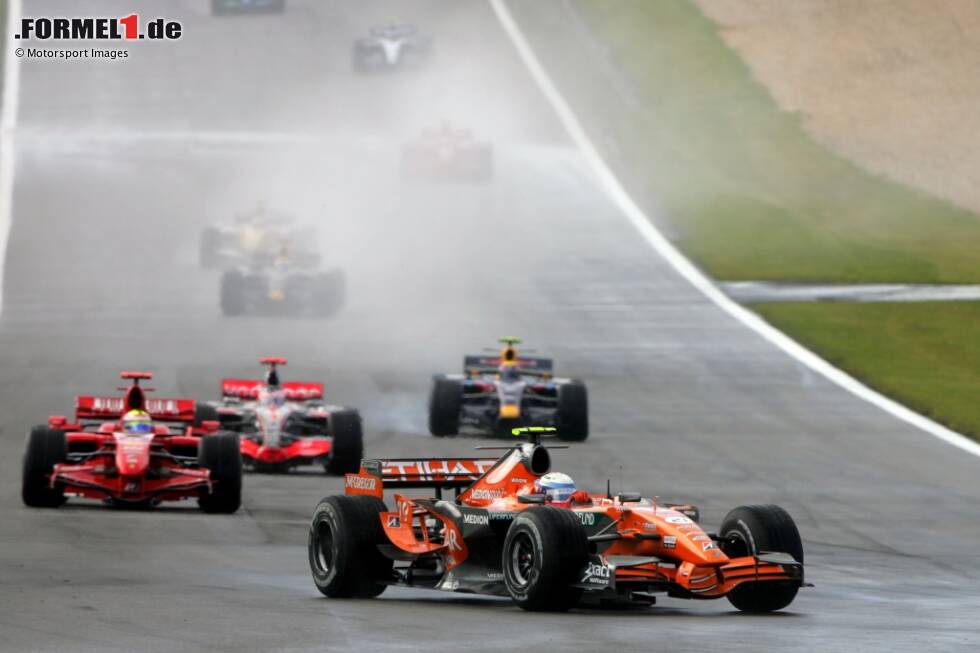 Foto zur News: Top: Markus Winkelhock. Christijan Albers trennt sich von Spyker, beim Nürburgring-Rennen 2007 erhält Winkelhock seine Chance - und nutzt sie: Dank cleverer Reifentaktik führt er zeitweise bei seiner einzigen Grand-Prix-Teilnahme! Wenig später aber fällt er technisch bedingt aus.