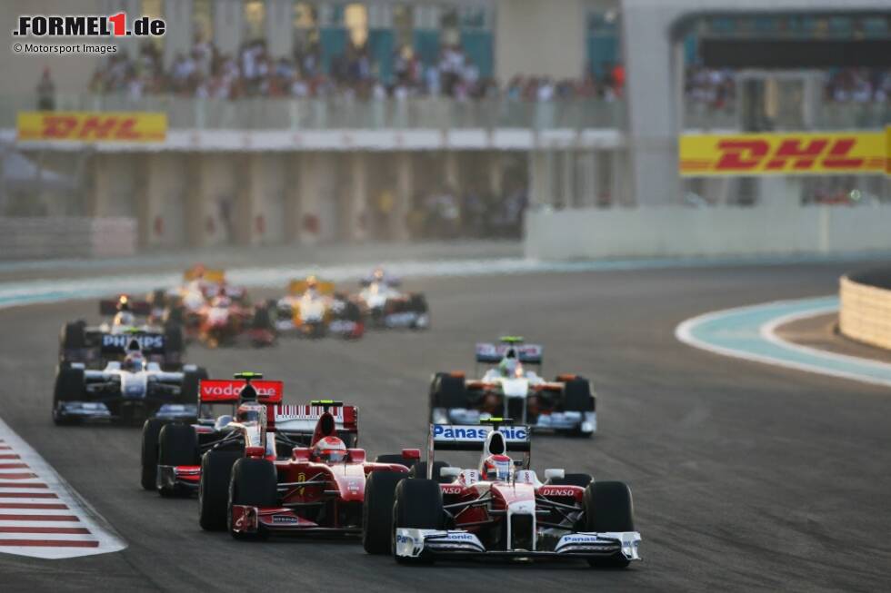 Foto zur News: Top: Kamui Kobayashi. Weil sich Toyota-Stammfahrer Timo Glock 2009 verletzt hat, ist Ersatzmann Kobayashi bei zwei Rennen dabei. Er empfiehlt sich mit P6 beim Saisonfinale. 2010 fährt Kobayashi bei Sauber, als Stammfahrer.