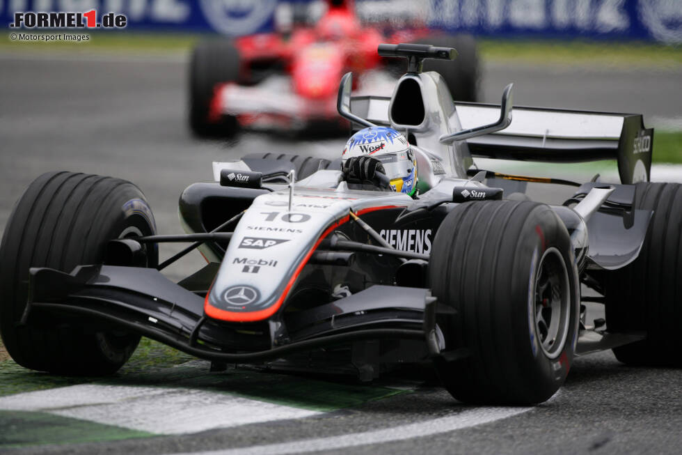 Foto zur News: Top: Alexander Wurz. McLaren-Stammfahrer Juan Pablo Montoya ist nach einer Verletzung früh in der Saison 2005 nicht einsatzbereit. Ersatzfahrer Wurz steigt ein in Imola und wird Dritter, weil die beiden BAR vor ihm nachträglich disqualifiziert werden. Wurz stellt so einen Formel-1-Rekord auf: acht Jahre zwischen zwei Top-3-Plätzen!