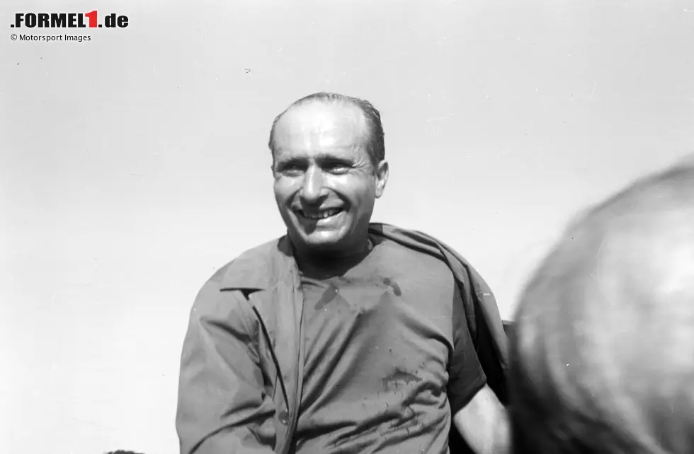 Foto zur News: Nürburgring 1957: Einer aber übertrifft sie alle, denn Juan Manuel Fangio kommt auf insgesamt 20 Siege als über 40-Jähriger!