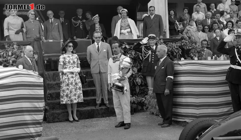 Foto zur News: Monte Carlo 1958: Maurice Trintignant wird als Sieger geehrt. Auch er ist schon über 40 Jahre alt, als er in Monaco gewinnt - zum zweiten Mal übrigens.